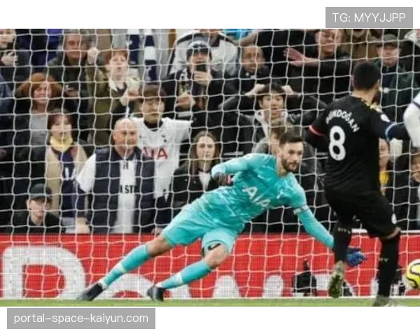 特写：镜头记录，斯特拉斯堡球员进球后跑向看台与患癌小球迷庆祝